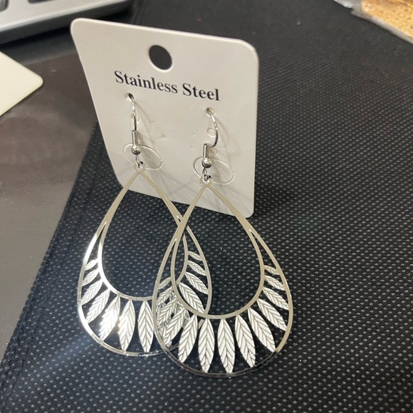 🛍️ 4 for $20 🛍️ Elegant Stainless Leaf Drop Earrings - Picture 4 of 7